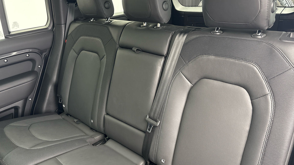 Land Rover Defender 110 Image 8