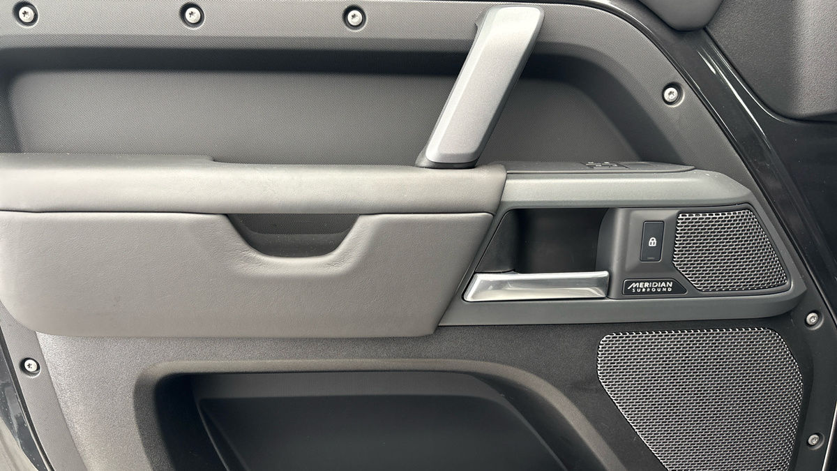 Land Rover Defender 110 Image 19