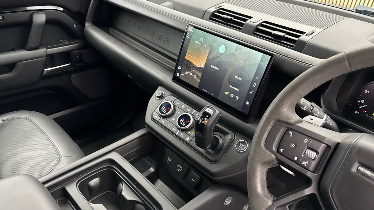 Land Rover Defender 110 Image 18