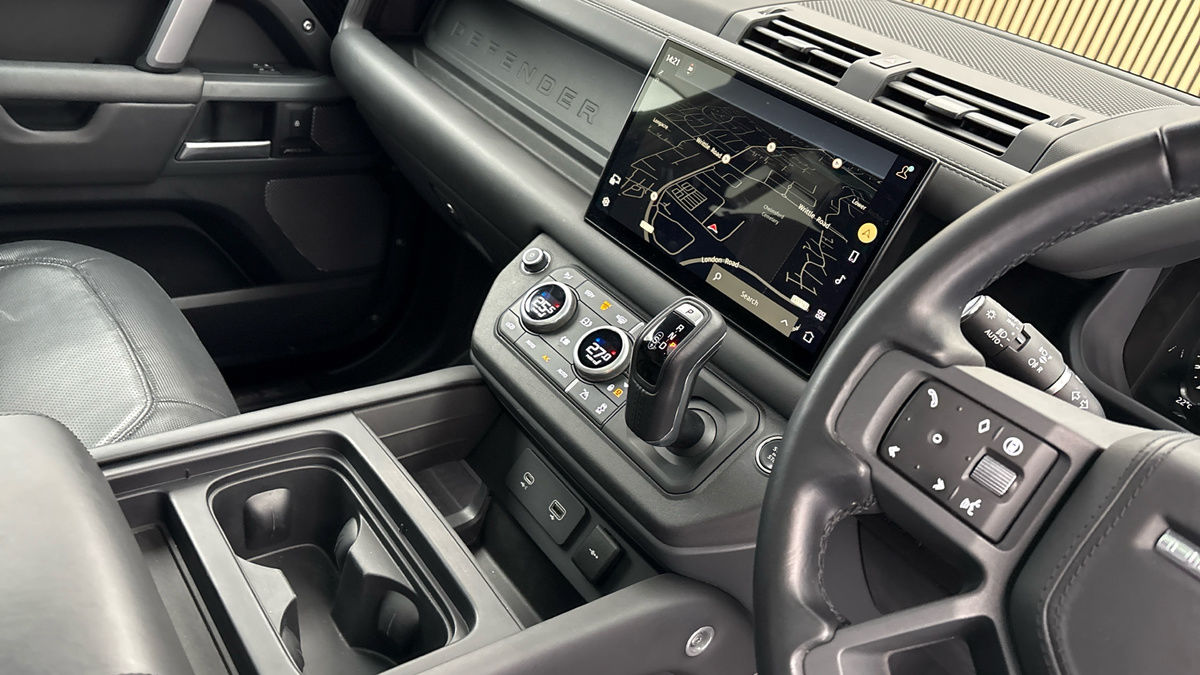 Land Rover Defender 110 Image 18