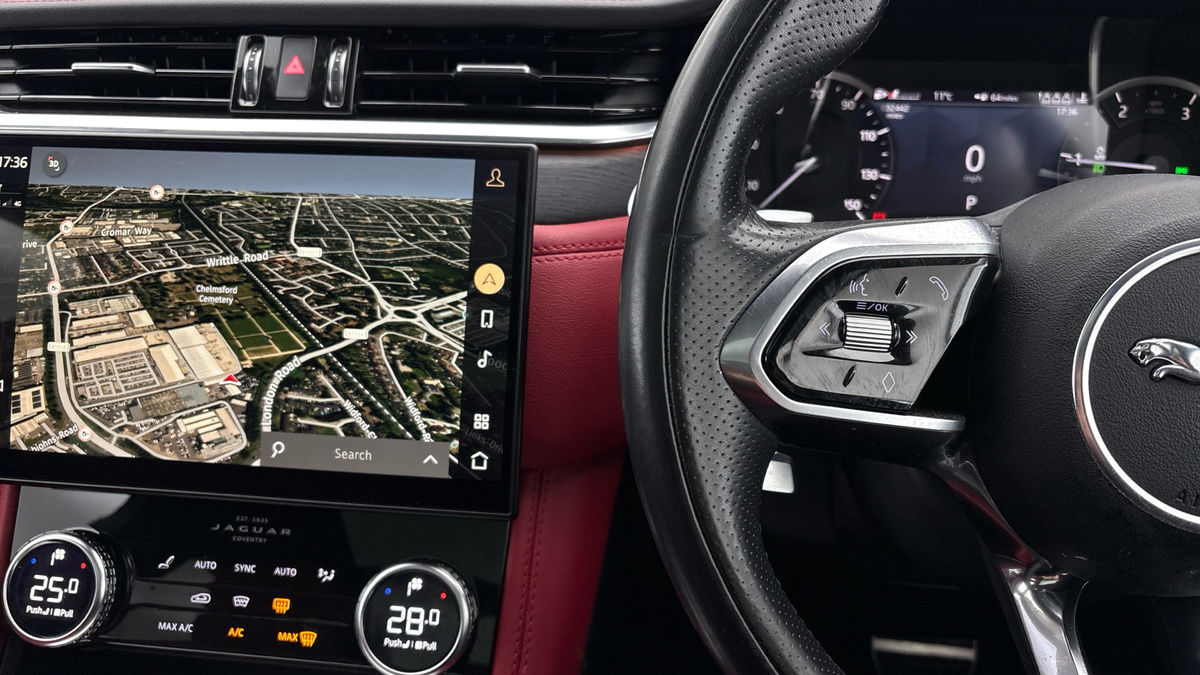 Jaguar F-PACE Image 13