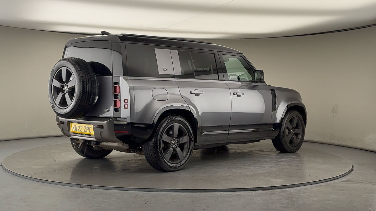 Land Rover Defender 110 Image 21