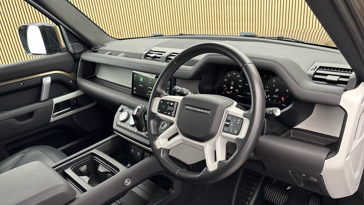 Land Rover Defender 110 Image 5