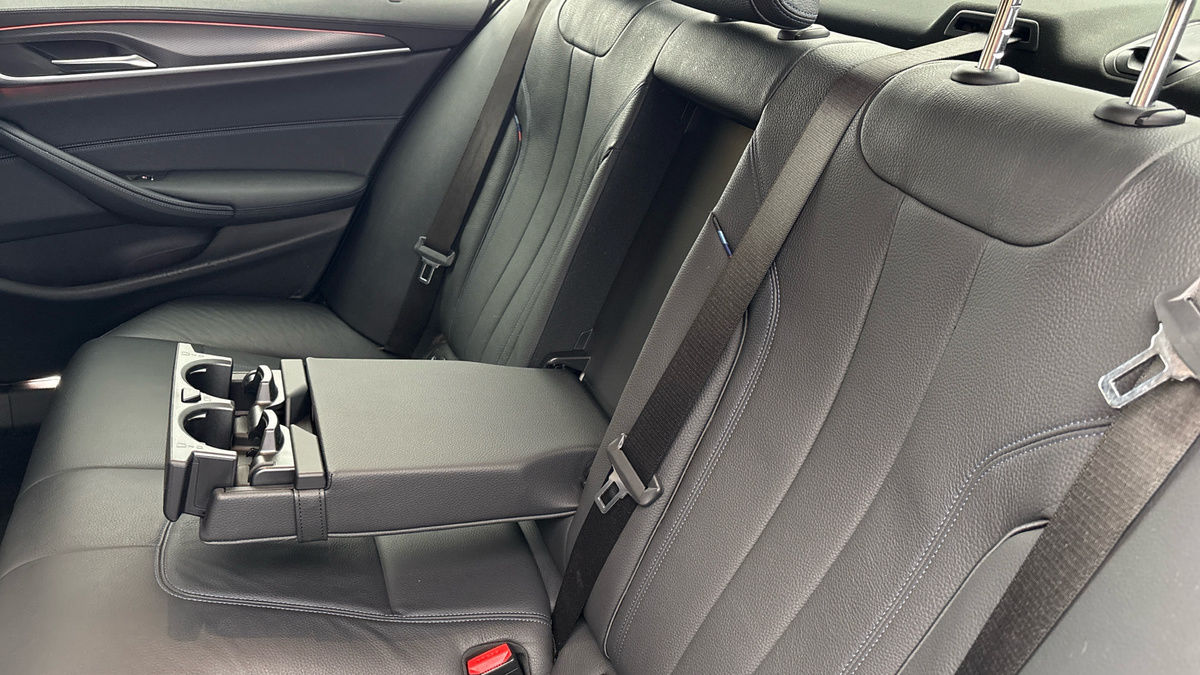 BMW 5 Series Image 9