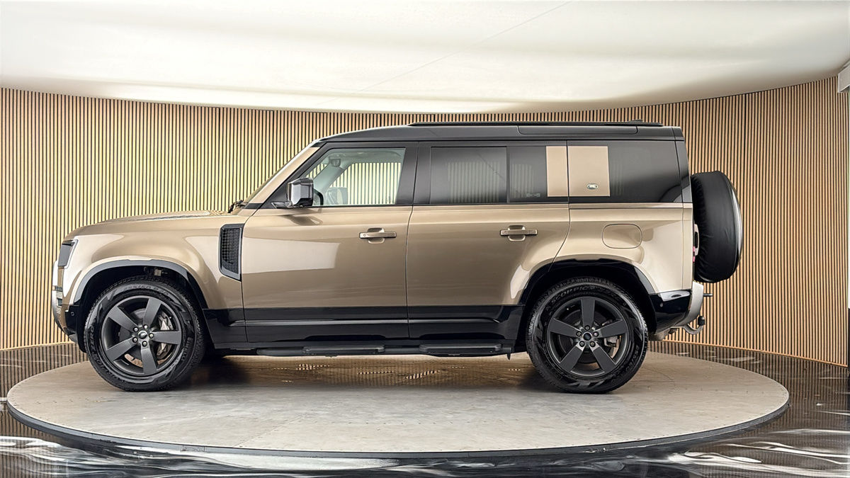 Land Rover Defender 110 Image 15