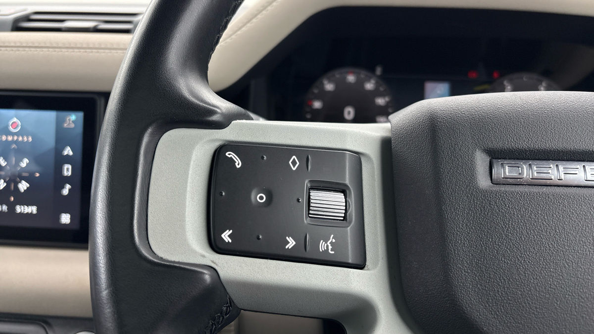 Land Rover Defender 110 Image 13