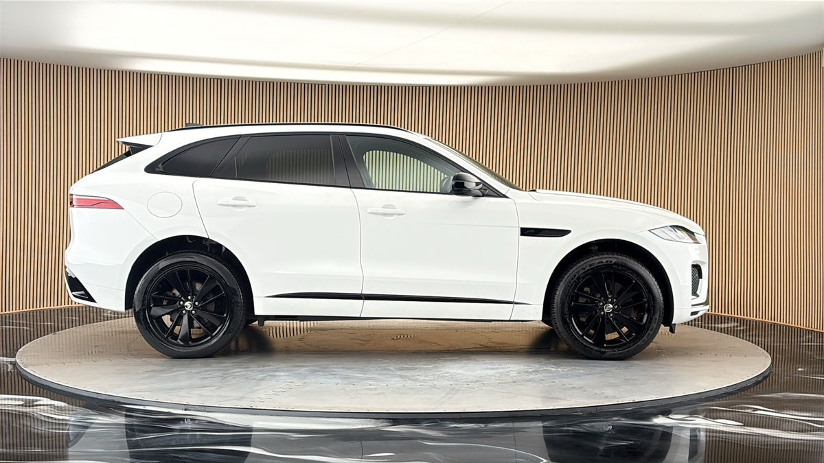 Jaguar F-PACE Image 16