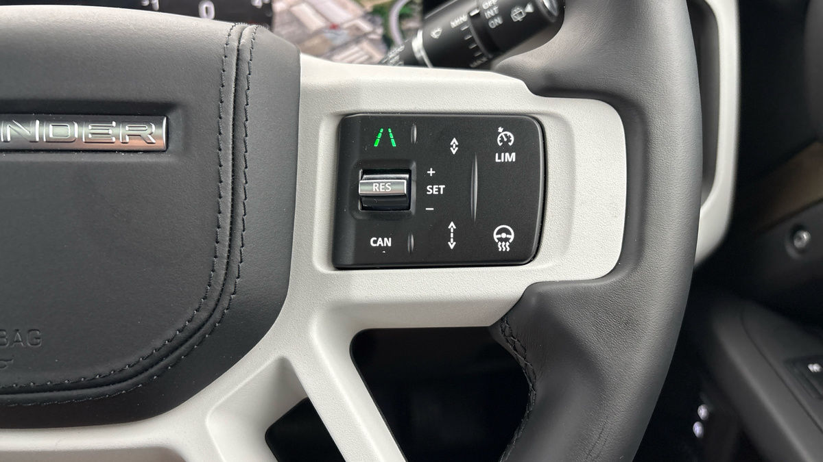 Land Rover Defender 110 Image 14
