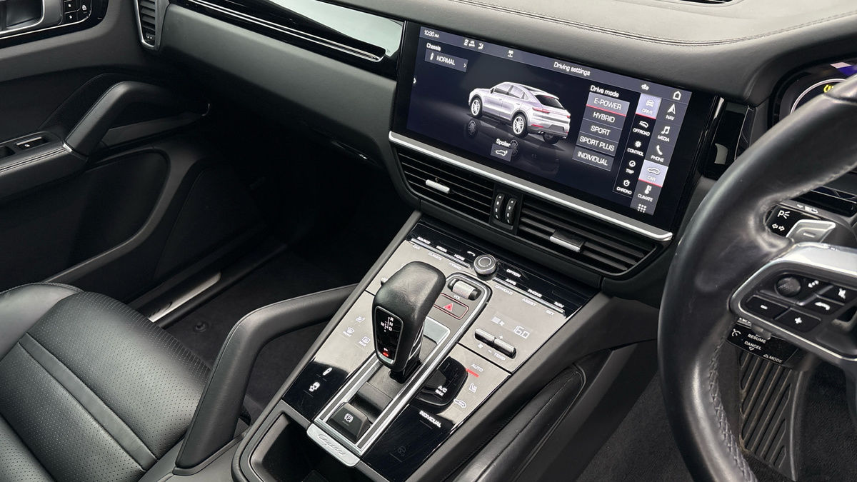 Porsche Cayenne Image 18