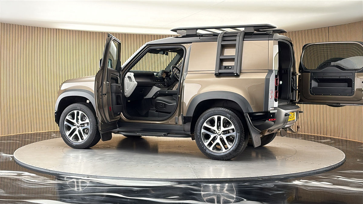 More views of Land Rover Defender 90