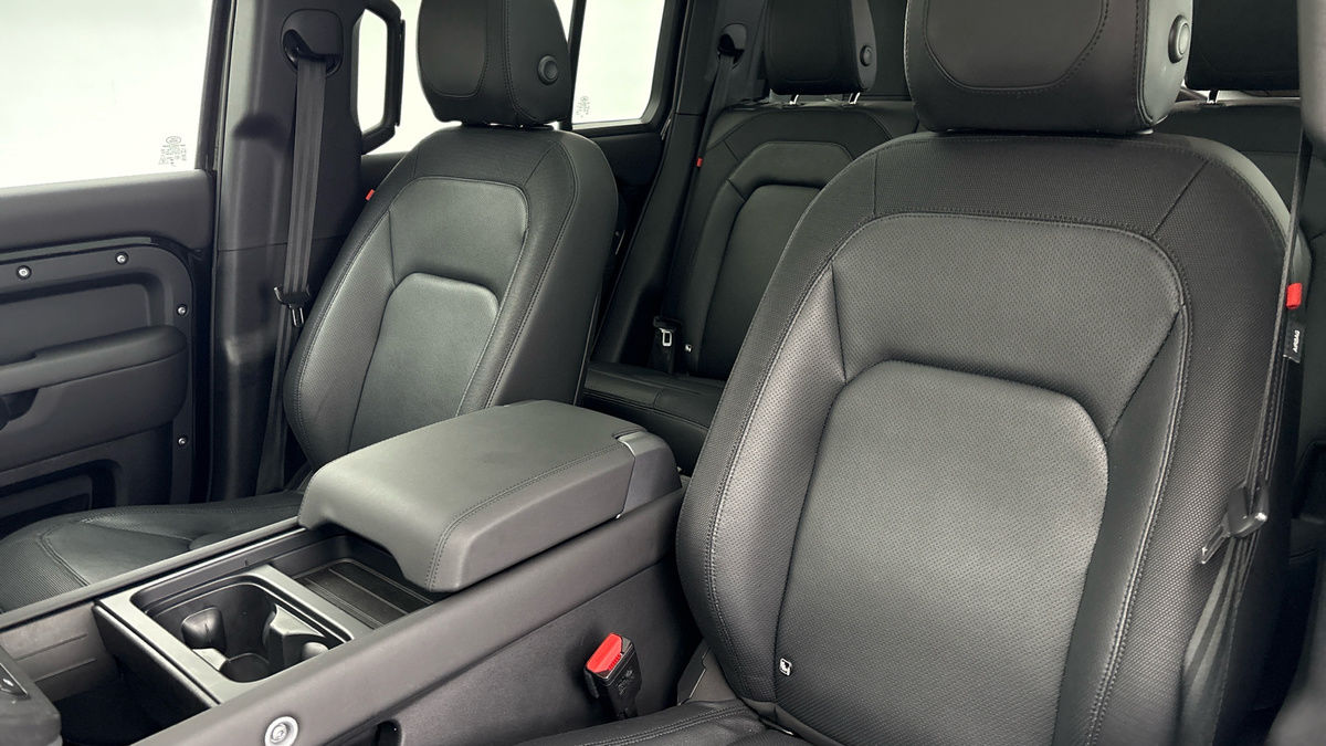 Land Rover Defender 110 Image 7