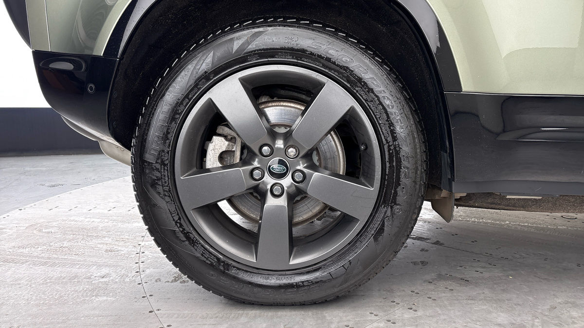 Land Rover Defender 110 Image 10