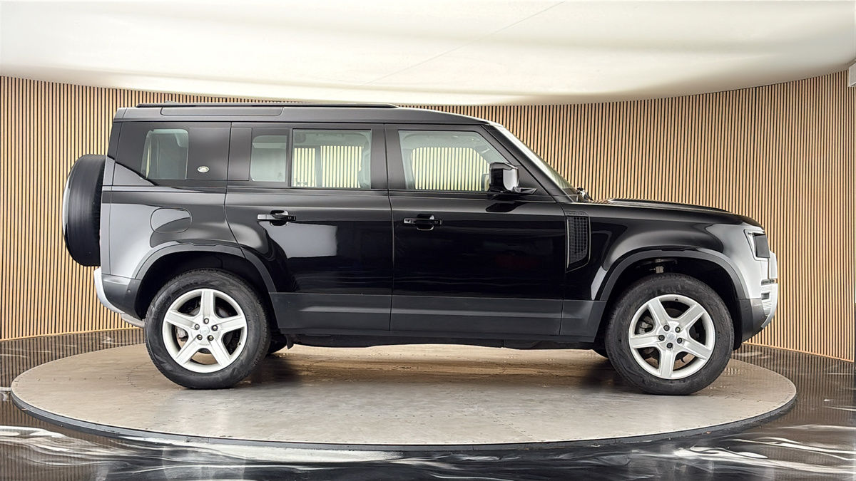 Land Rover Defender 110 Image 16