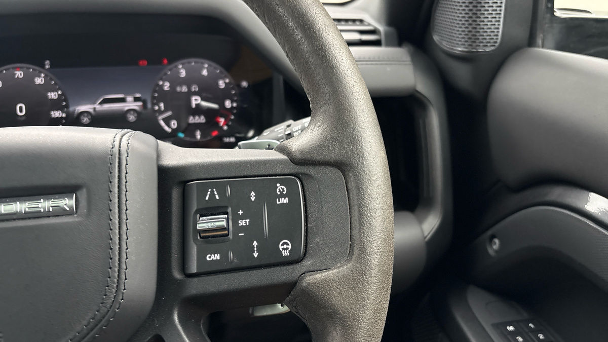 Land Rover Defender 110 Image 28