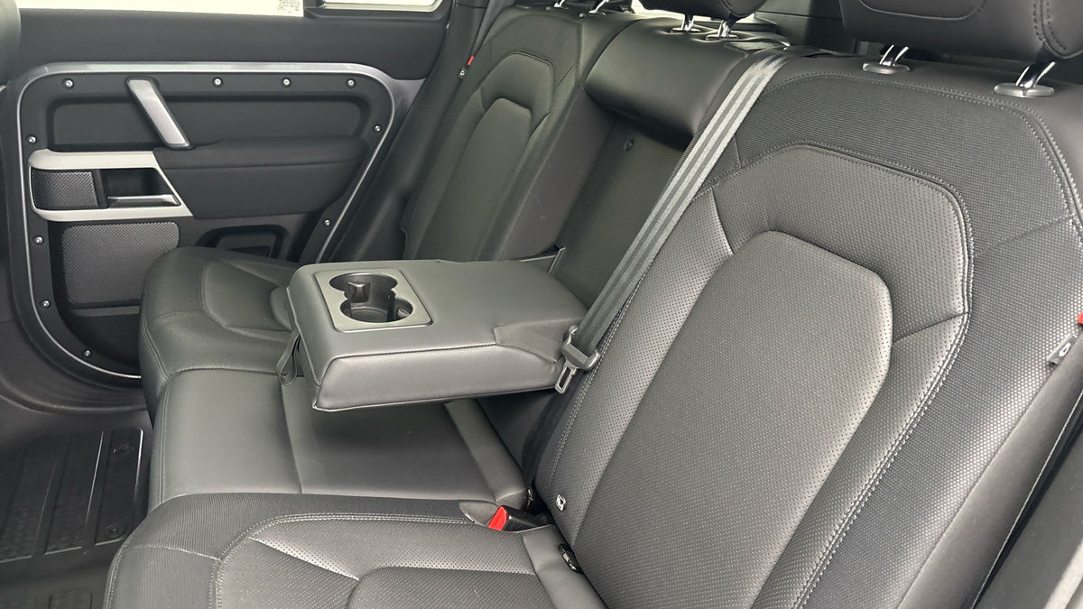 Land Rover Defender 110 Image 9