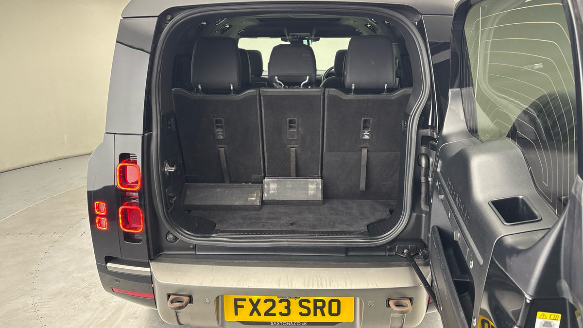 Land Rover Defender 130 Image 11