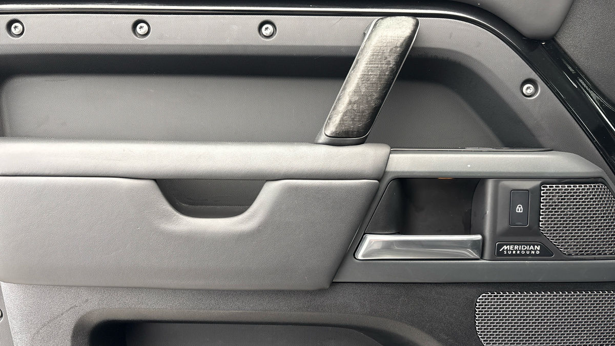 Land Rover Defender 110 Image 19
