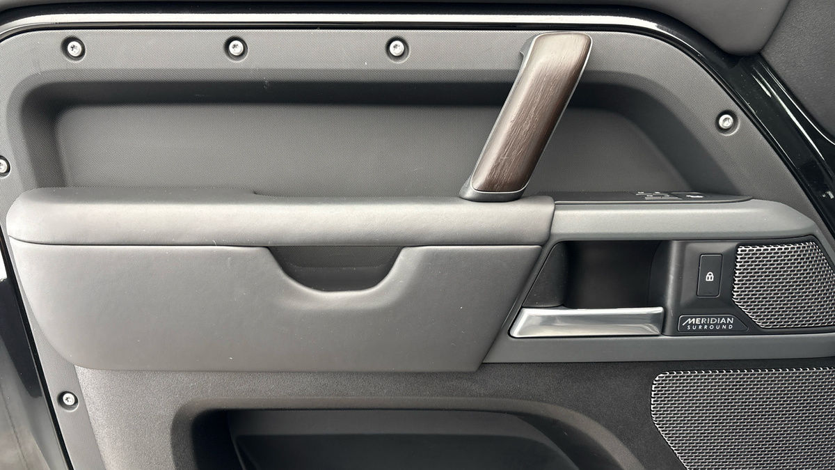 Land Rover Defender 110 Image 19