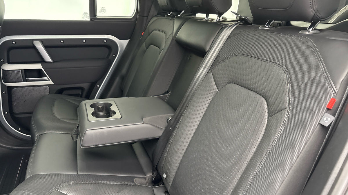 Land Rover Defender 110 Image 9