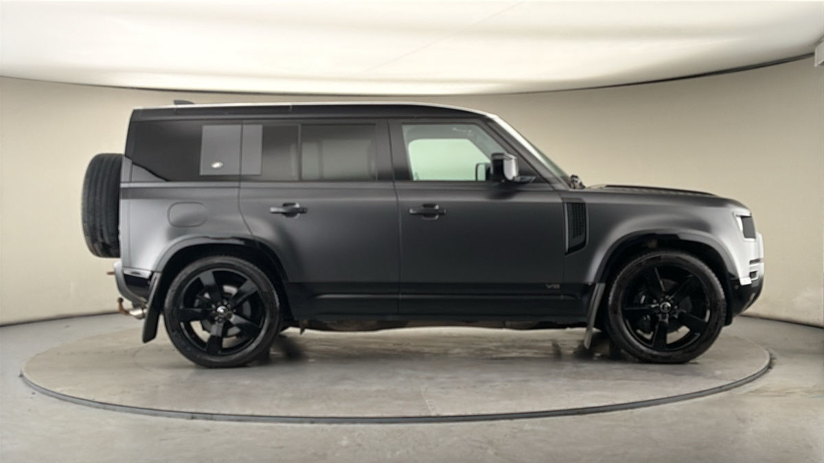 Land Rover Defender 110 Image 16