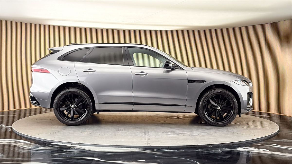 Jaguar F-PACE Image 16