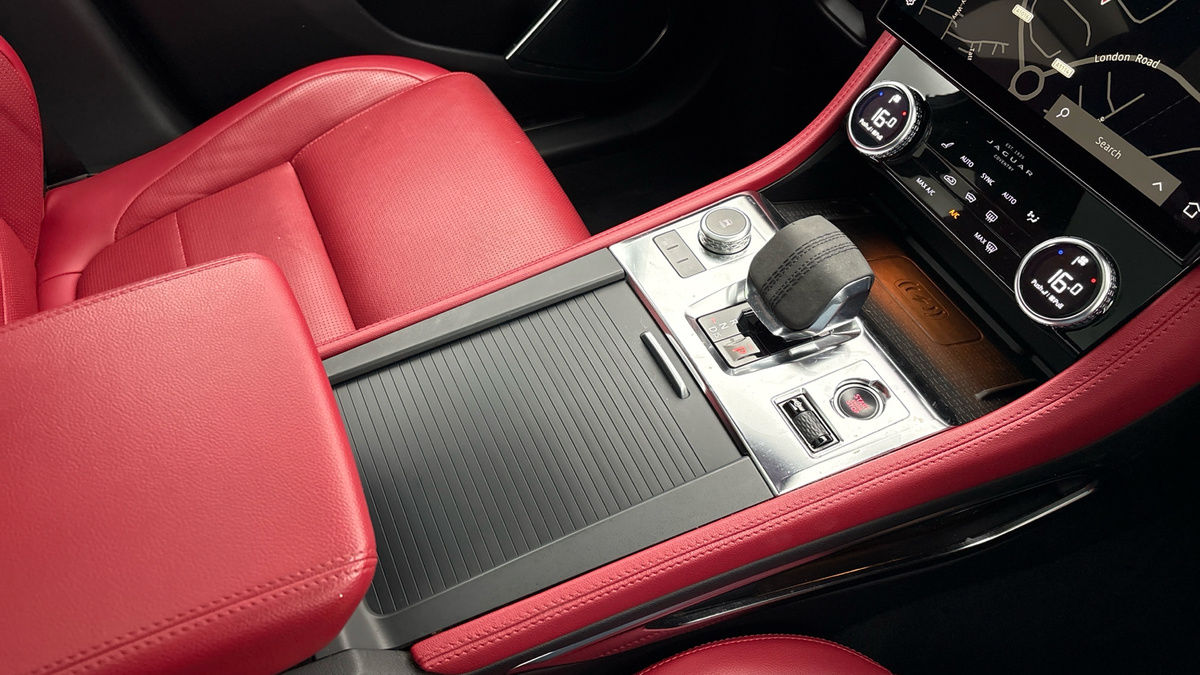 Jaguar F-PACE Image 18