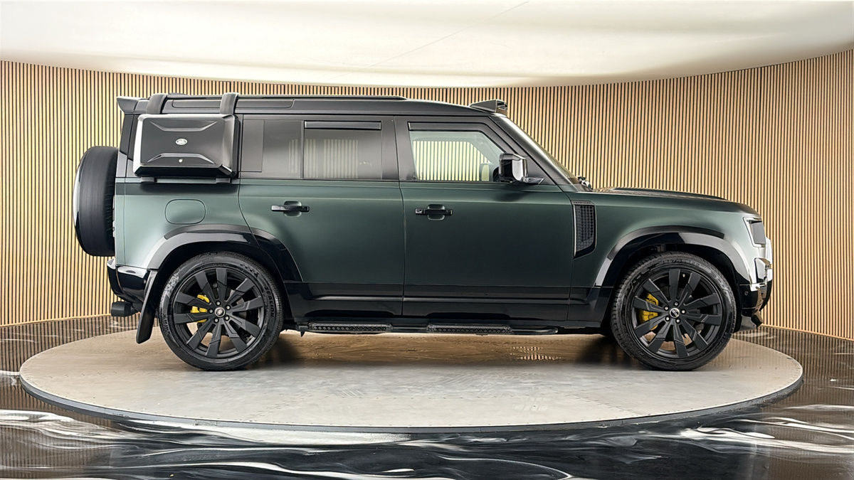 Land Rover Defender 110 Image 16