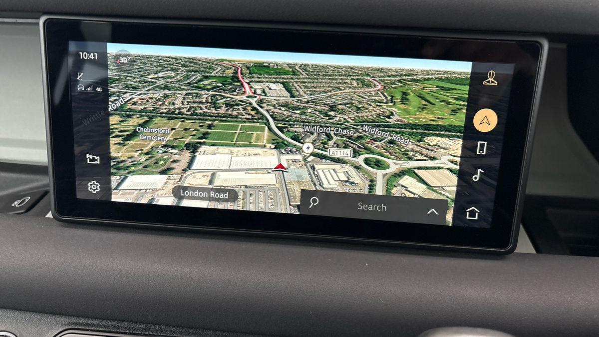 Land Rover Defender 110 Image 17