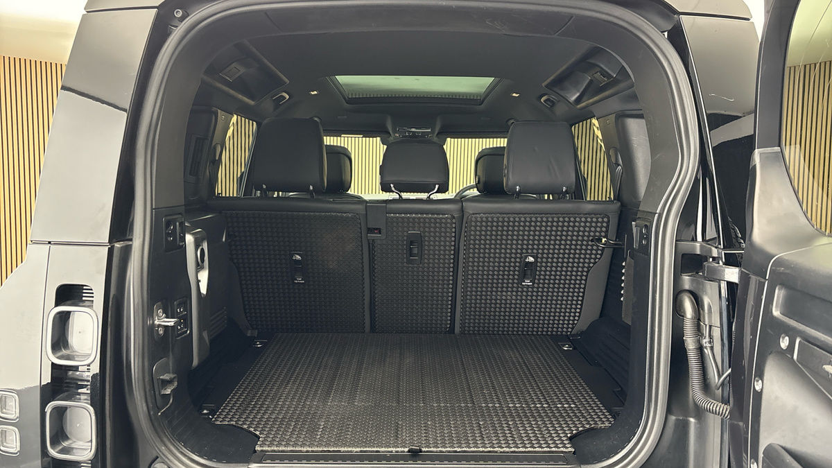 Land Rover Defender 110 Image 11