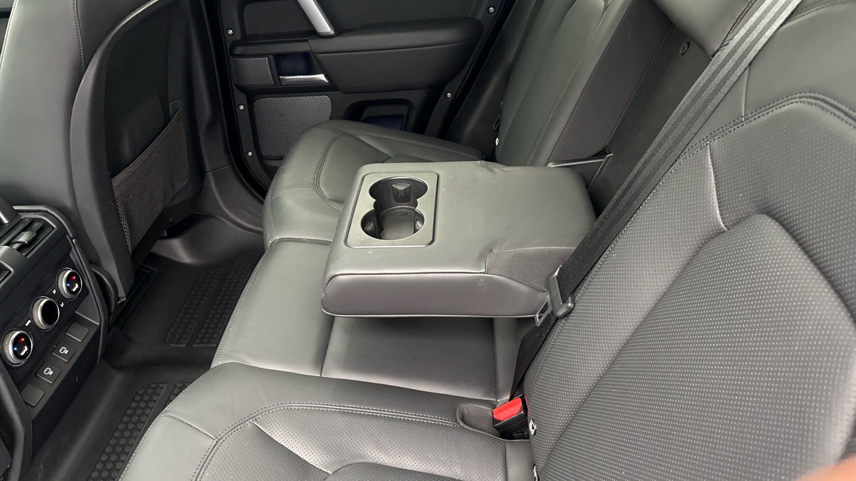 Land Rover Defender 110 Image 9