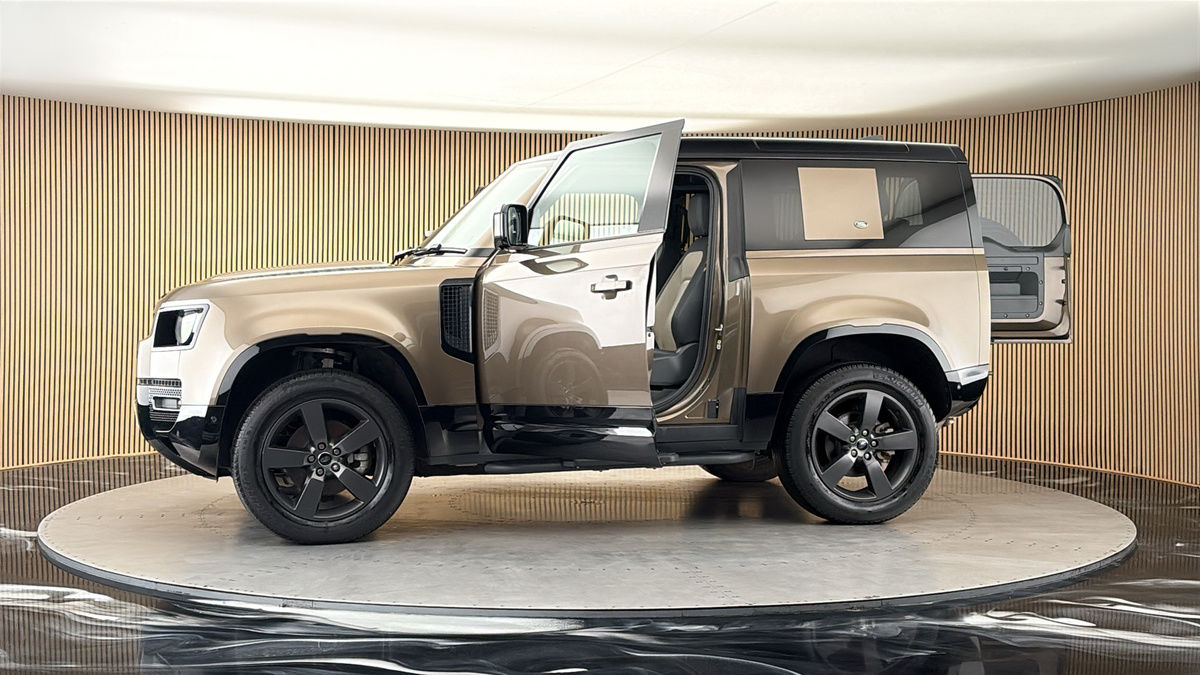 More views of Land Rover Defender 90