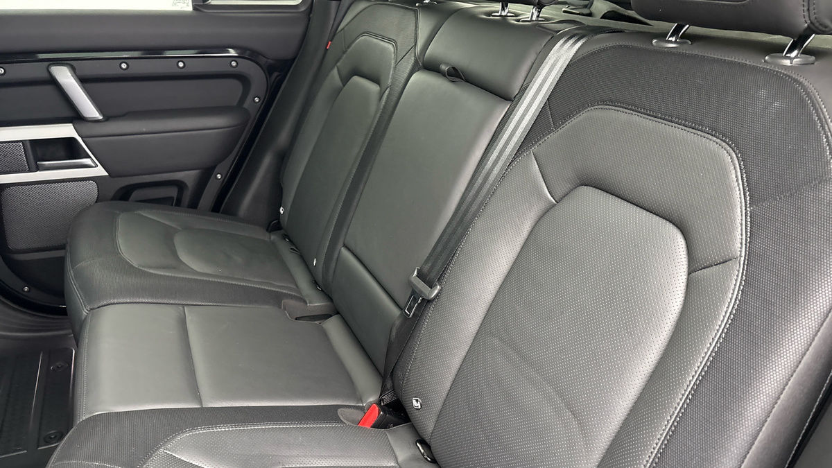 Land Rover Defender 110 Image 8