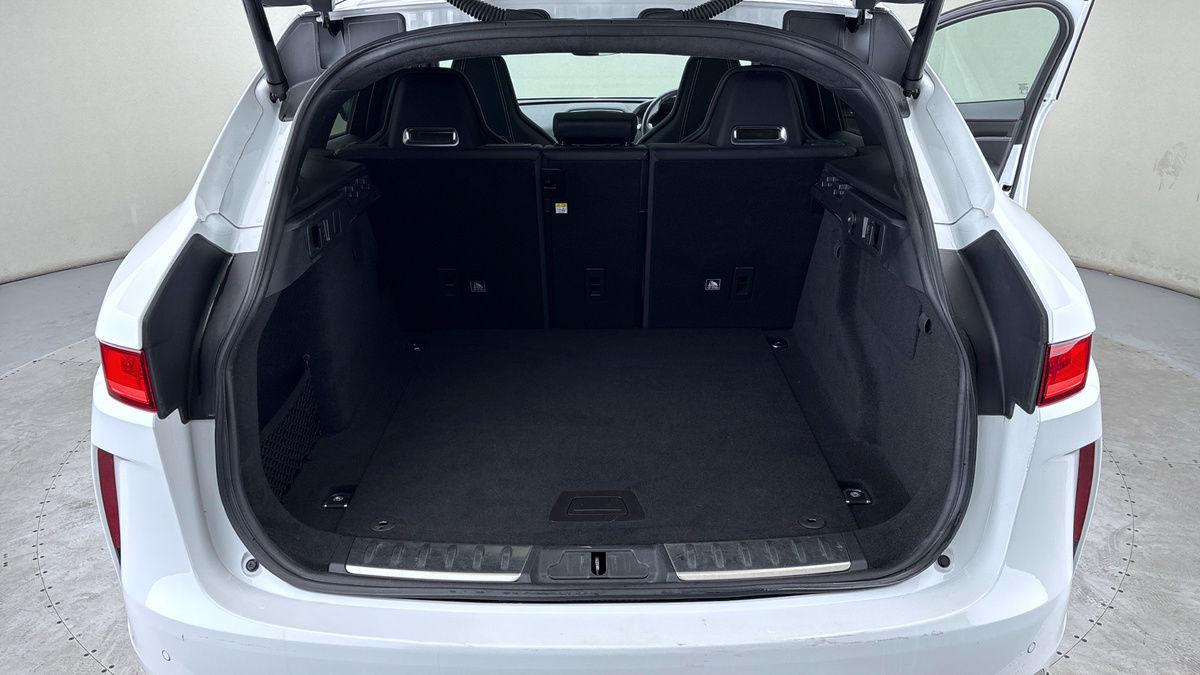 Jaguar F-PACE Image 11