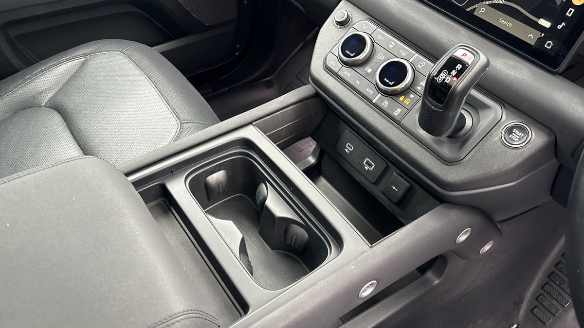 Land Rover Defender 110 Image 18