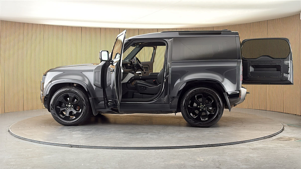 More views of Land Rover Defender 90