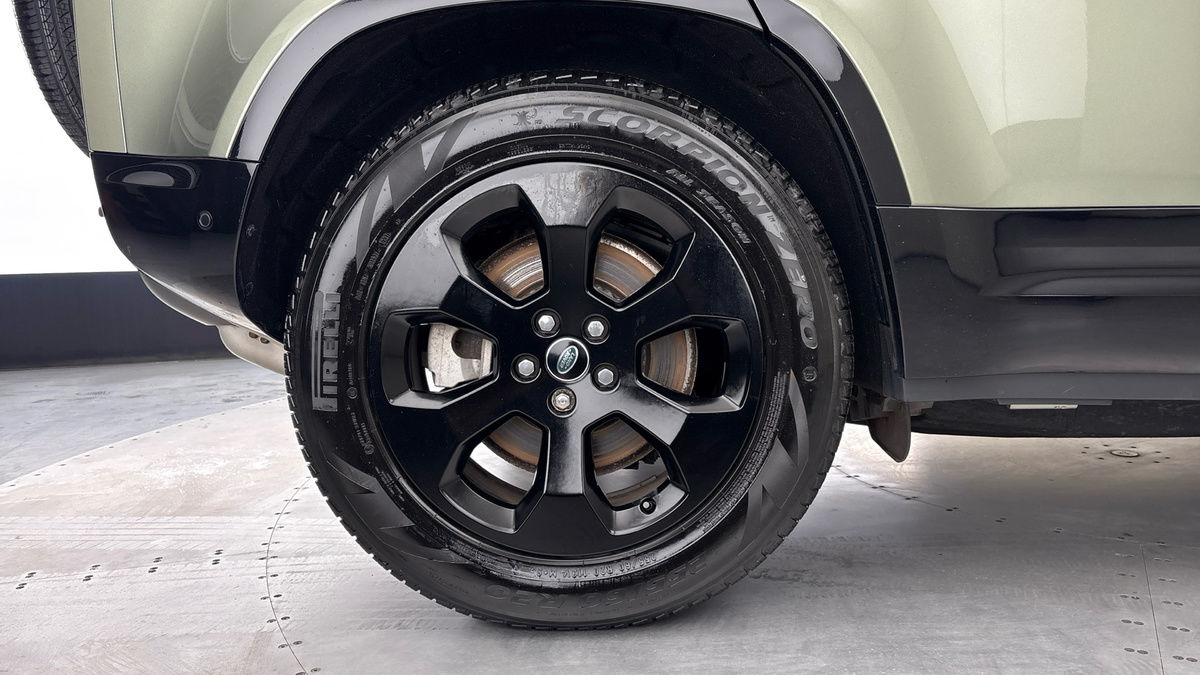 Land Rover Defender 110 Image 10