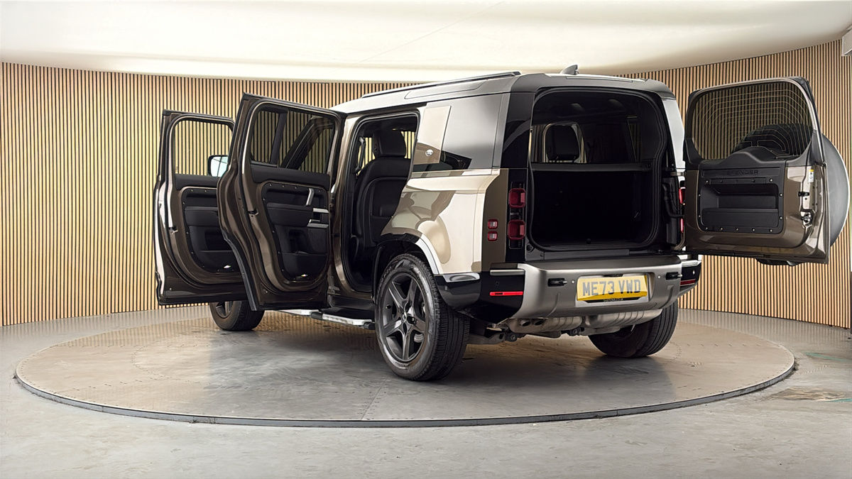 Land Rover Defender 110 Image 23