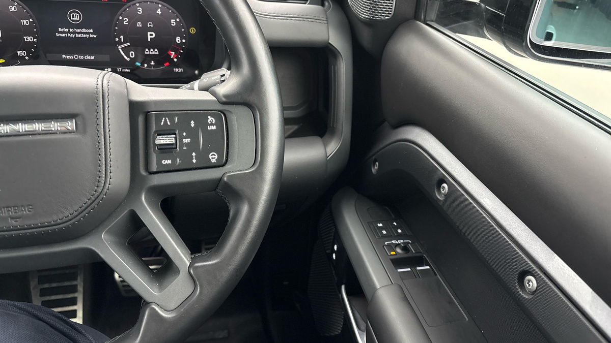 Land Rover Defender 90 Image 14