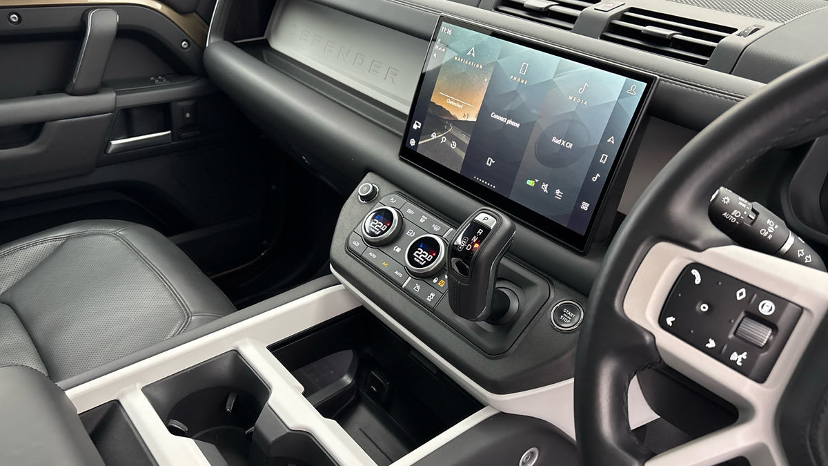 Land Rover Defender 110 Image 18