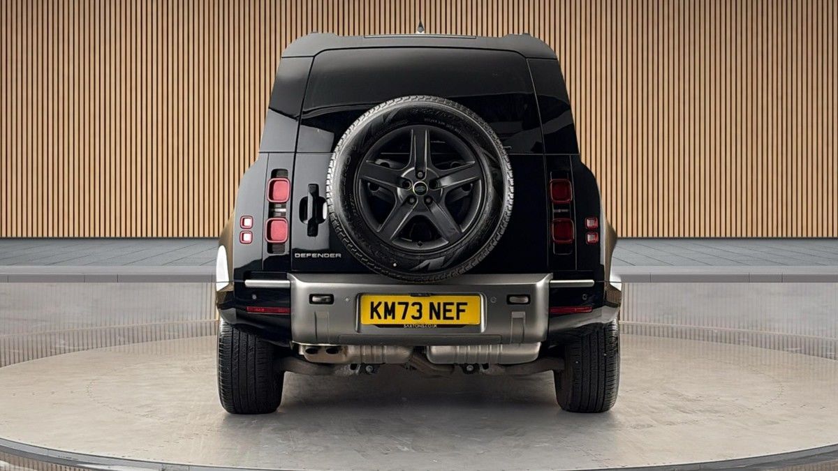 Land Rover Defender 110 Image 4