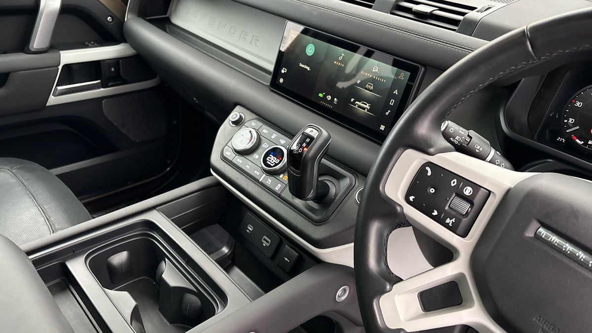 Land Rover Defender 110 Image 18