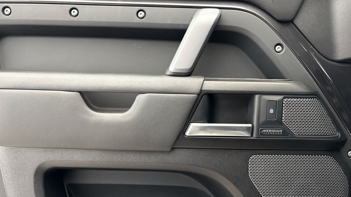 Land Rover Defender 110 Image 19