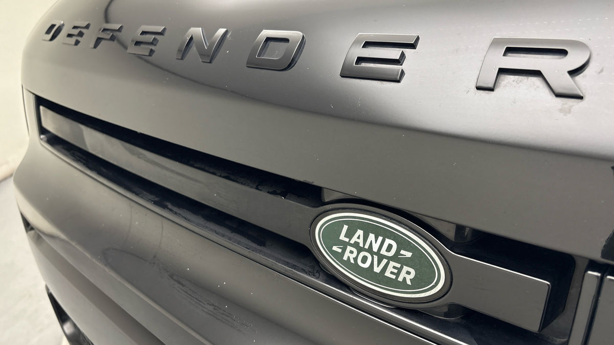 Land Rover Defender 110 Image 24