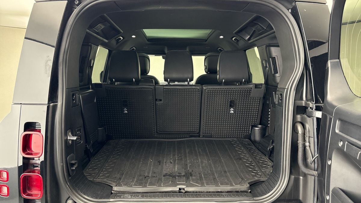 Land Rover Defender 110 Image 11