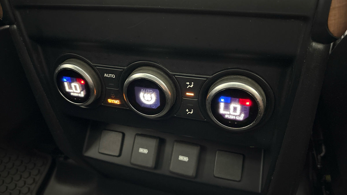 Land Rover Defender 110 Image 30