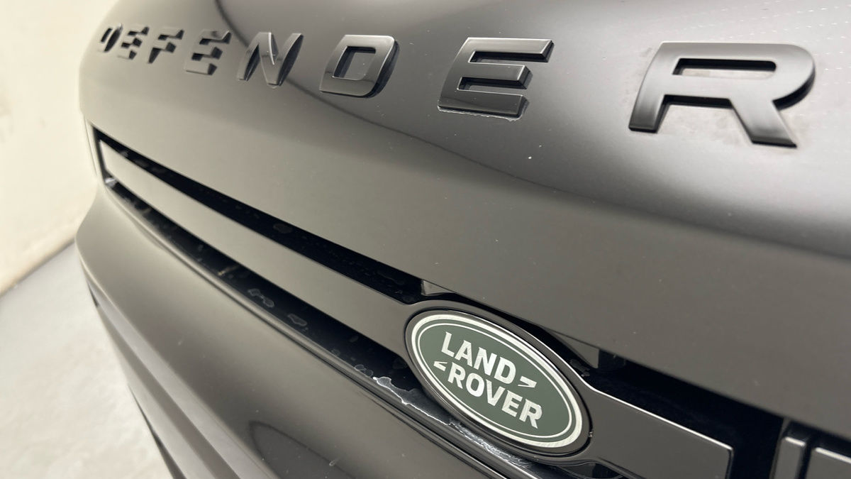 Land Rover Defender 110 Image 24