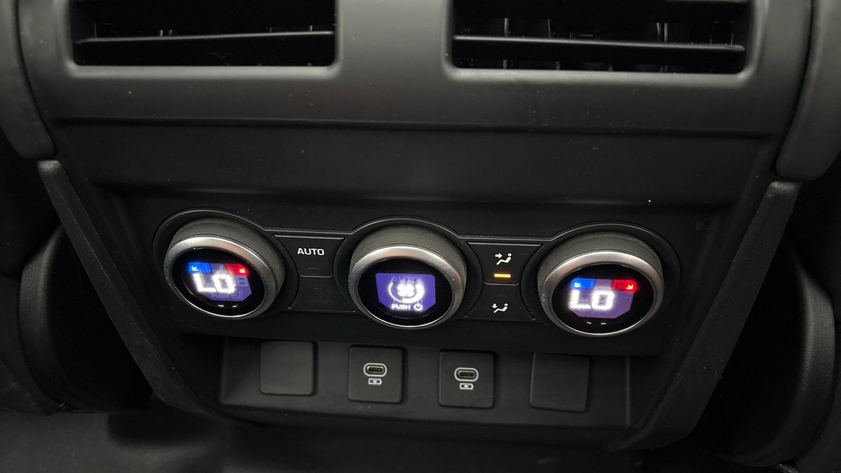 Land Rover Defender 130 Image 30