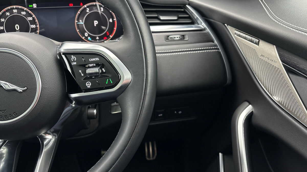 Jaguar F-PACE Image 14