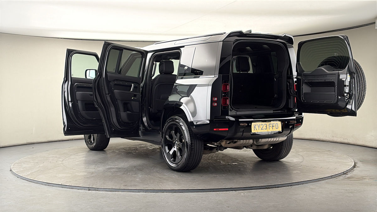 Land Rover Defender 110 Image 23