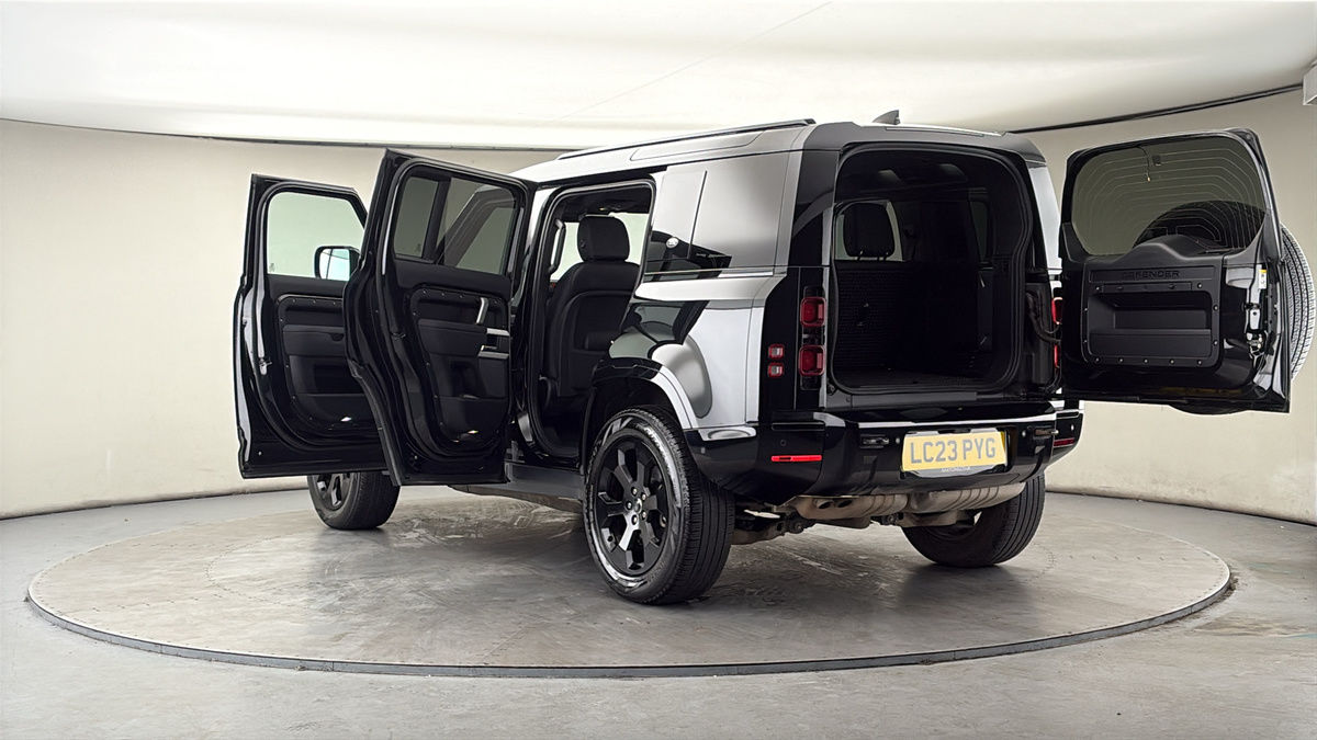 Land Rover Defender 110 Image 23